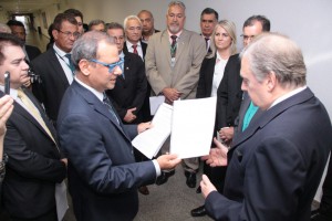 Documento foi entregue aos senadores Tasso Jereissati e Ana Amélia. Foto: Edgar Marra