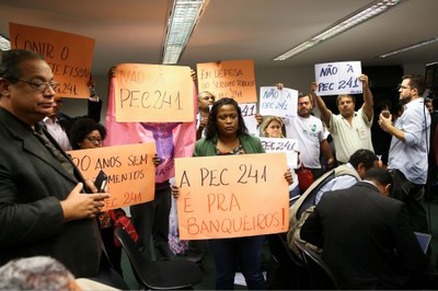 Foto: Marcelo Camargo/ Agência Brasil A votação da PEC 241 na comissão especial dedicada ao tema foi marcada por protestos